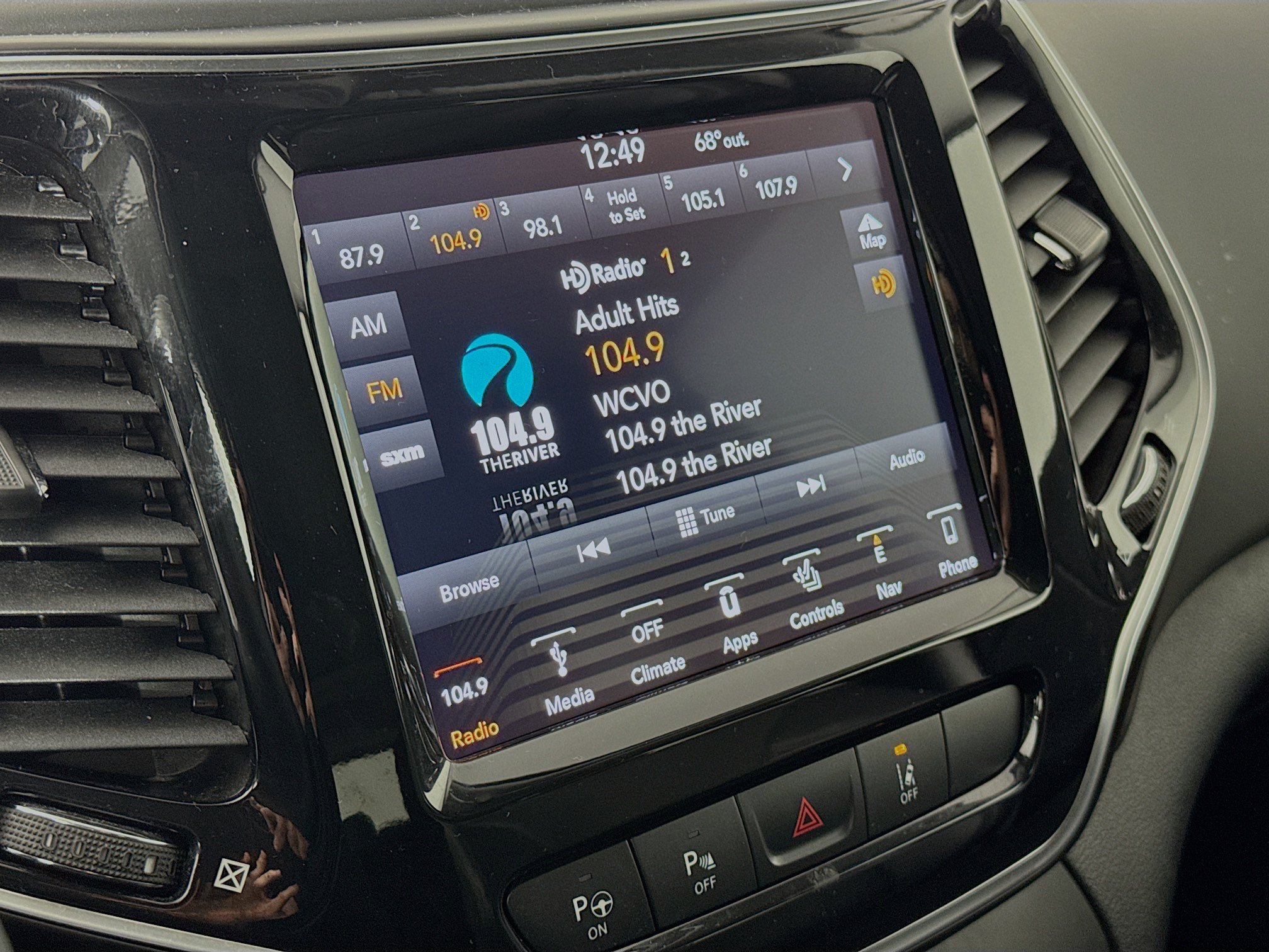 Used 2019 Jeep Cherokee Overland w/ Technology Group AWD/4WD image 15