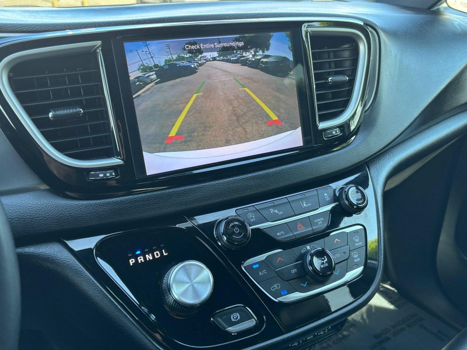Used 2025 Chrysler Pacifica Select FWD image 25