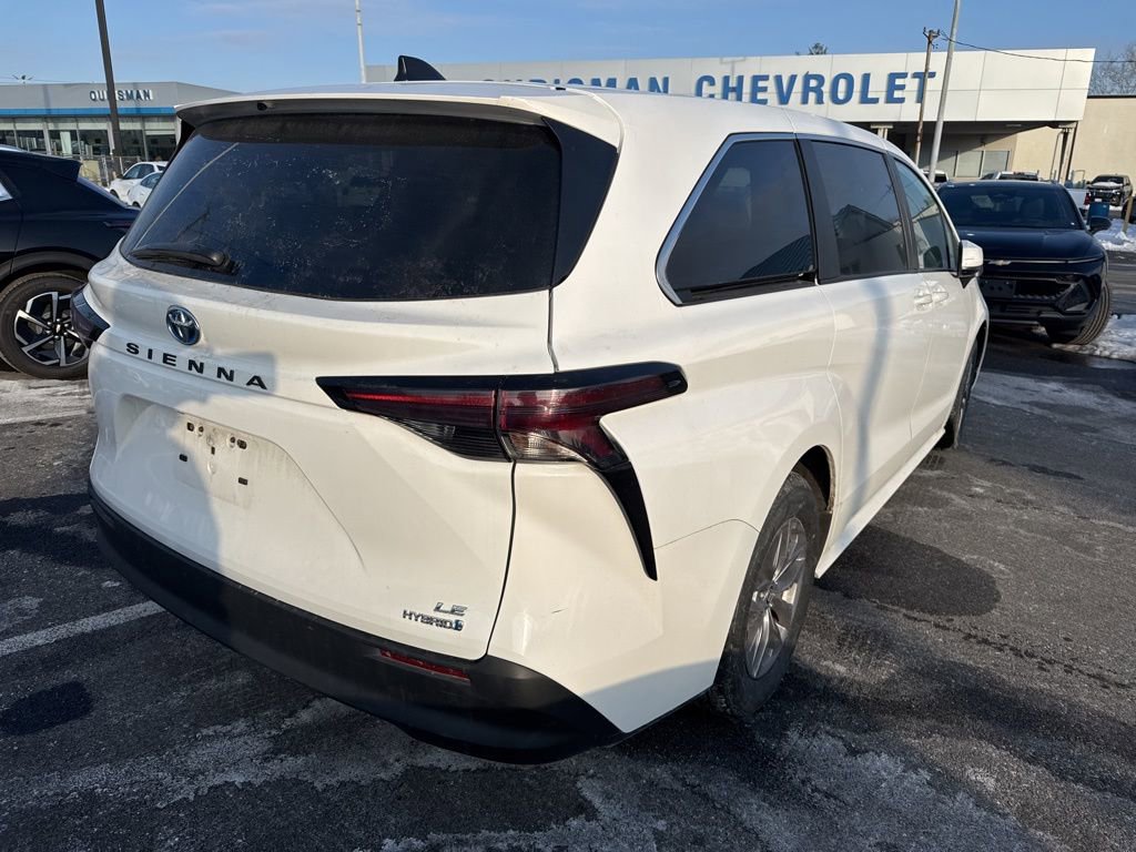 Used 2024 Toyota Sienna LE image 4