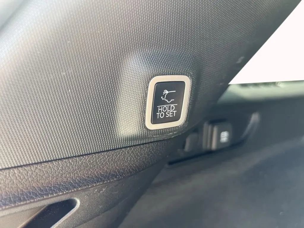 Used 2022 Jeep Grand Cherokee Overland w/ Luxury Tech Group IV image 16