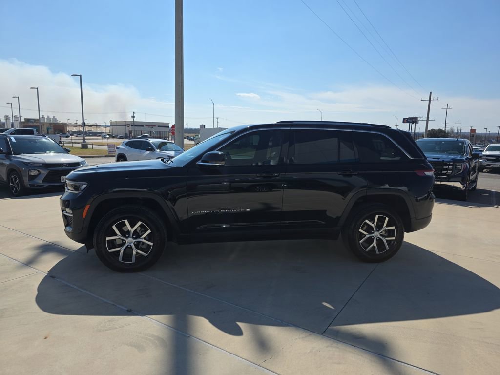 Used 2023 Jeep Grand Cherokee Limited w/ Luxury Tech Group II image 4