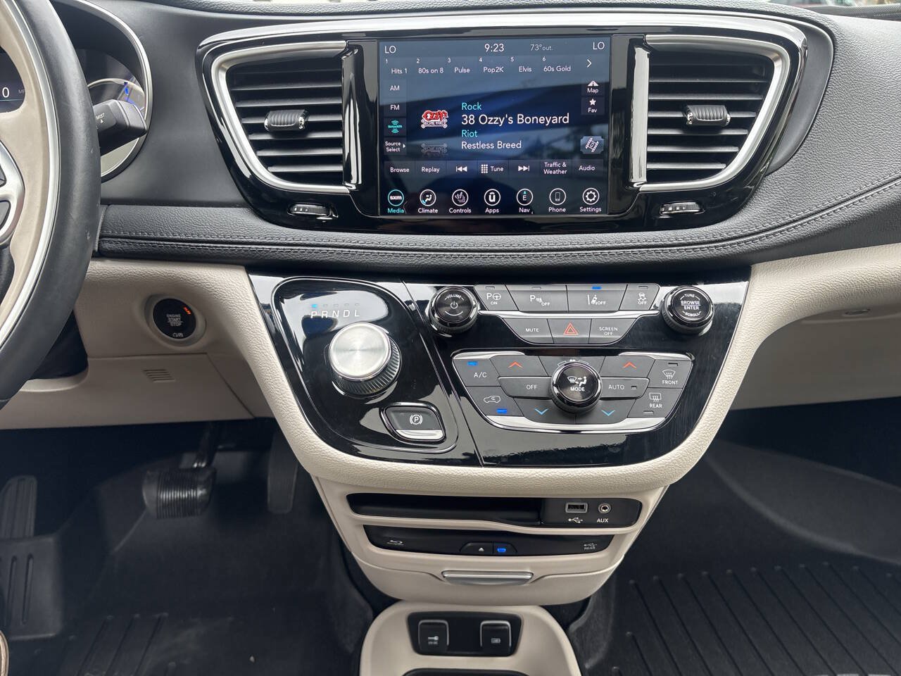 Used 2020 Chrysler Pacifica Limited w/ Advanced Safetytec Group FWD image 12