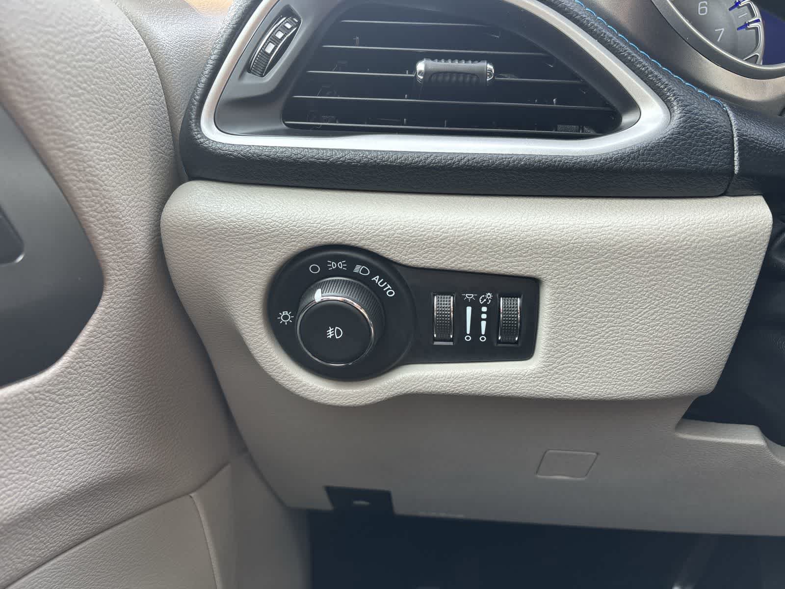 Used 2021 Chrysler Pacifica Touring-L FWD image 16