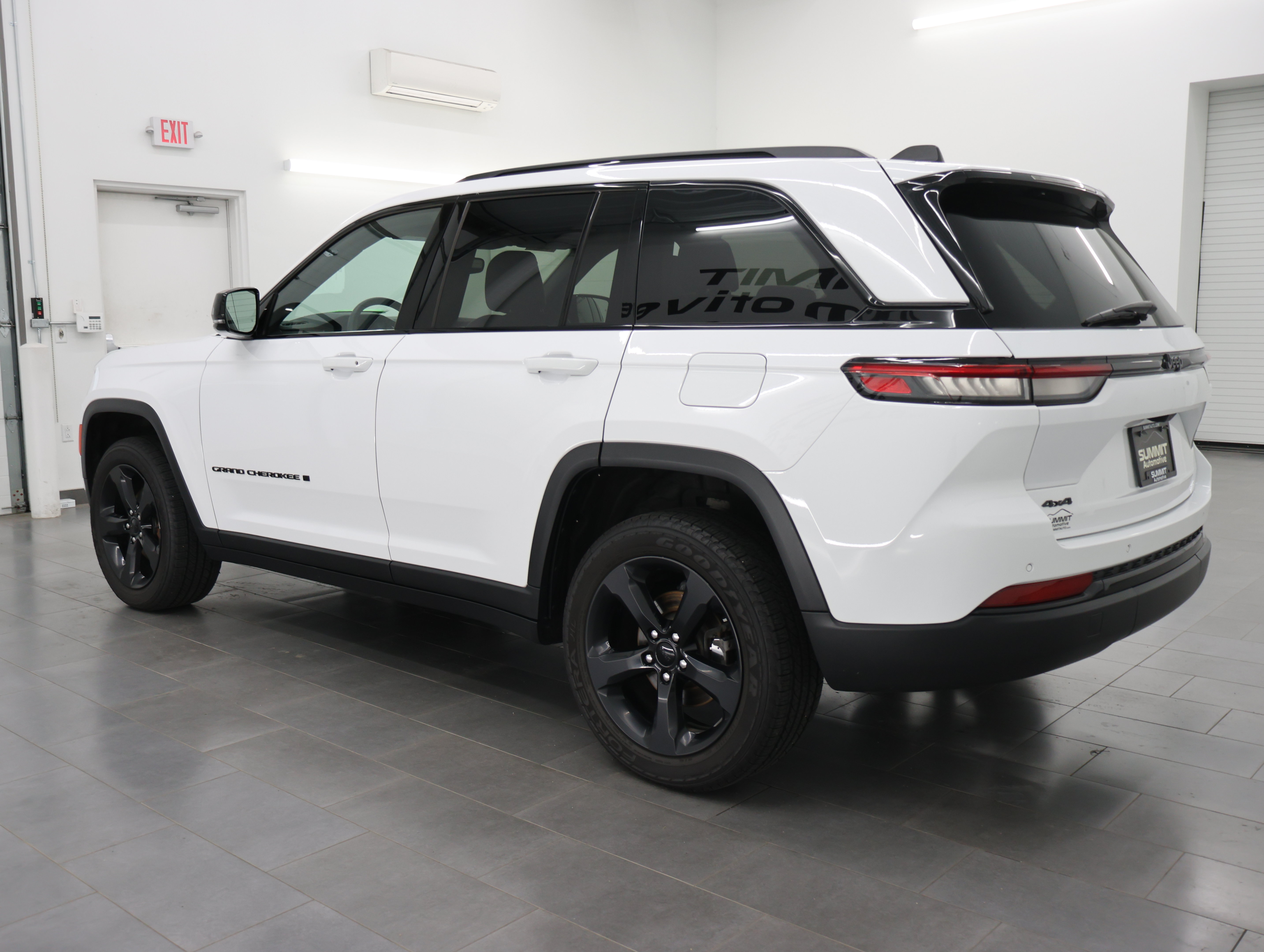 Used 2023 Jeep Grand Cherokee Altitude AWD/4WD image 6