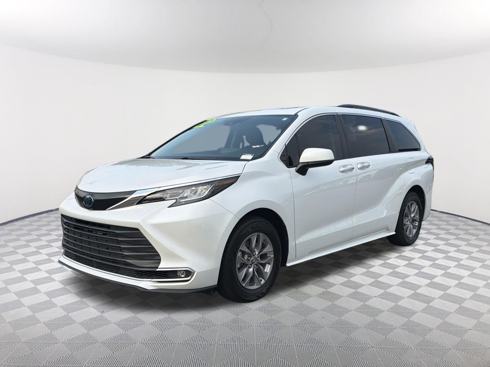Used 2022 Toyota Sienna XLE FWD image 3