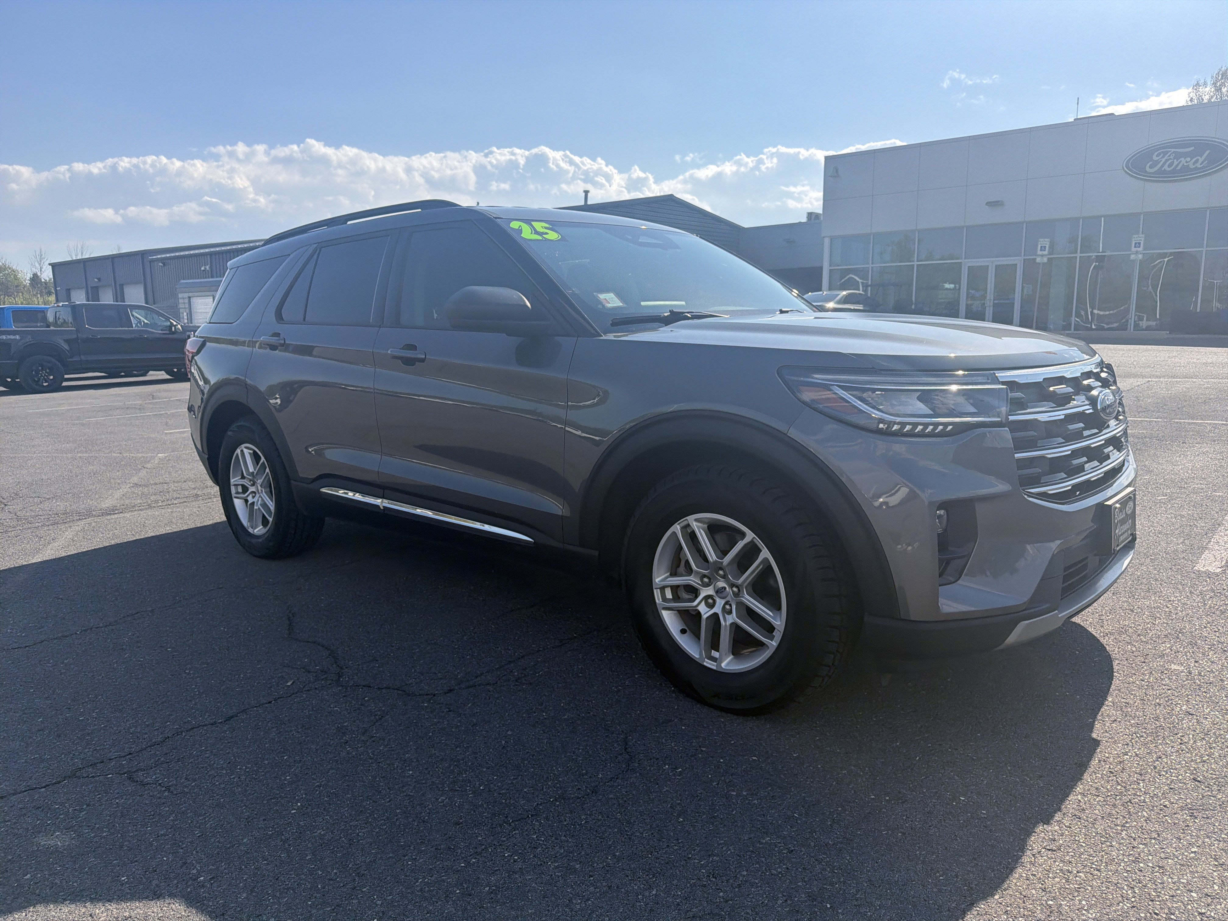 Used 2025 Ford Explorer Active w/ Active Comfort Package RWD image 1