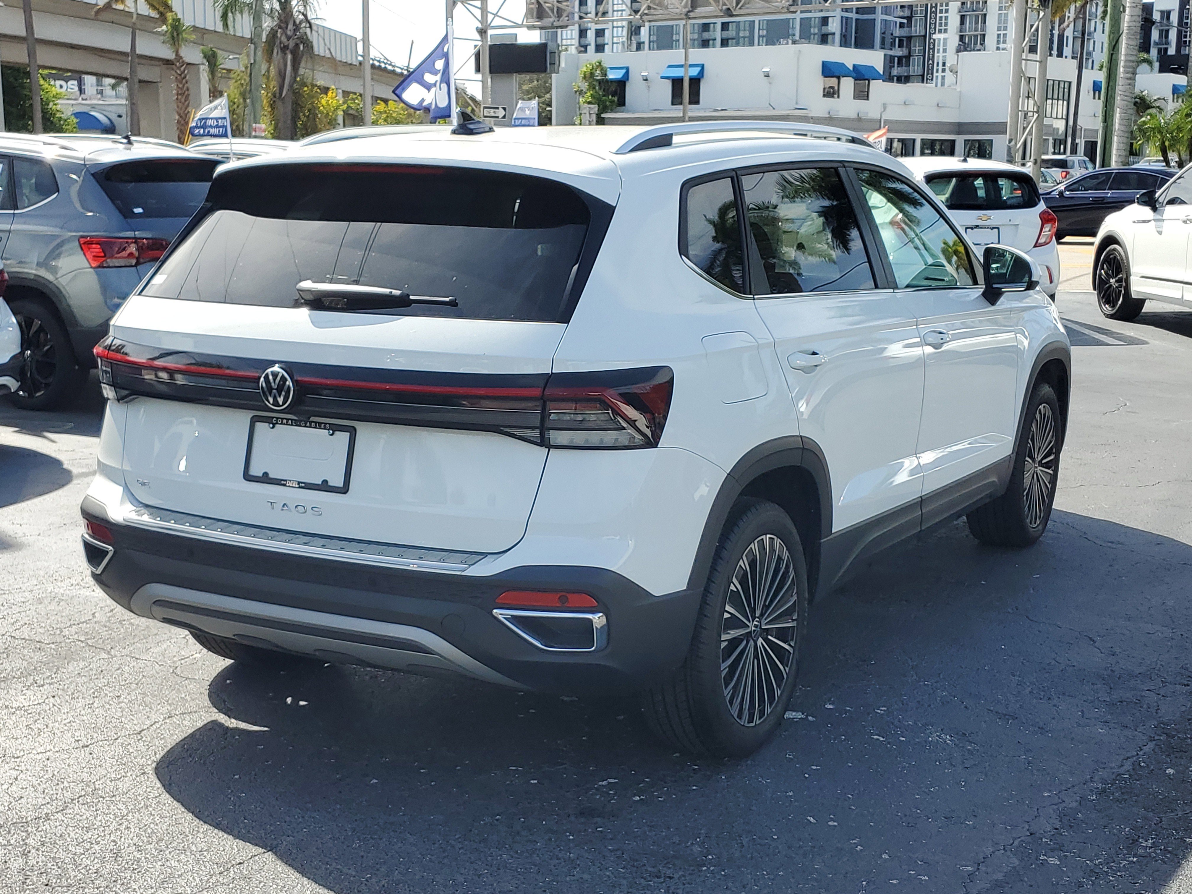 Used 2025 Volkswagen Taos SE image 5