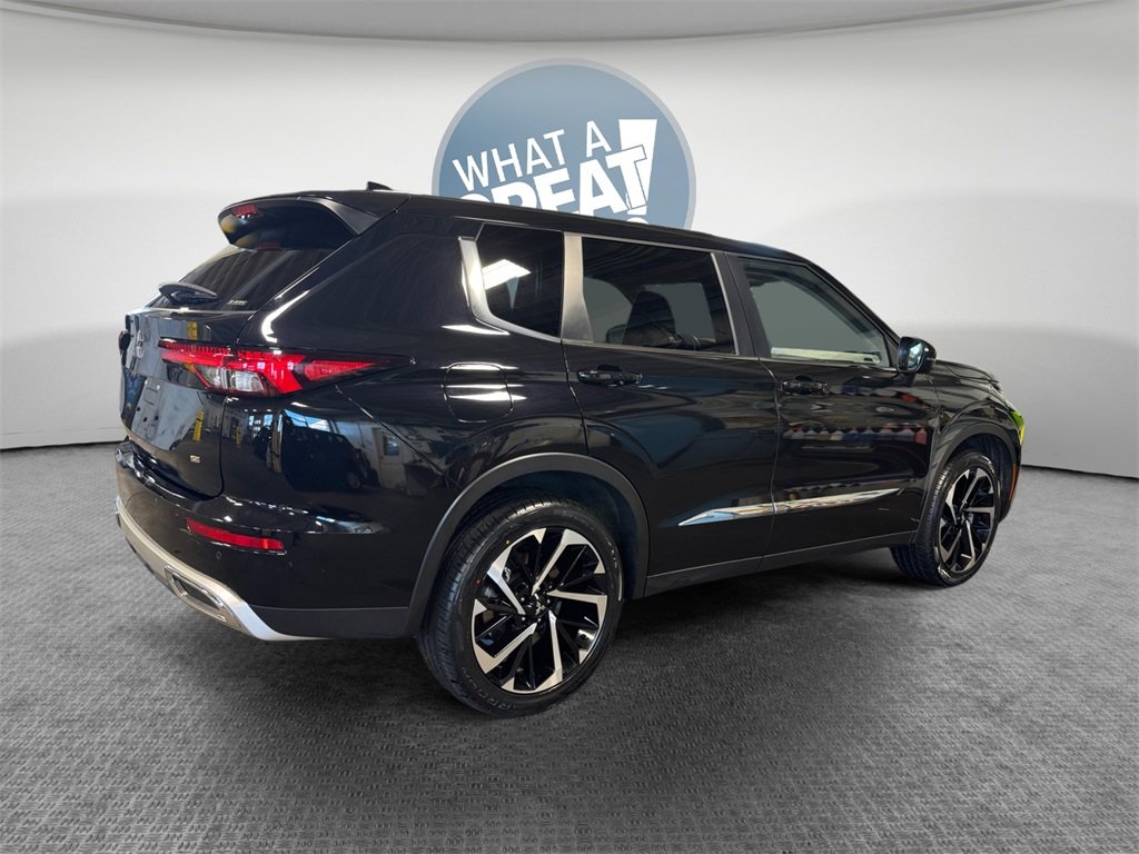 Used 2024 Mitsubishi Outlander SE image 3