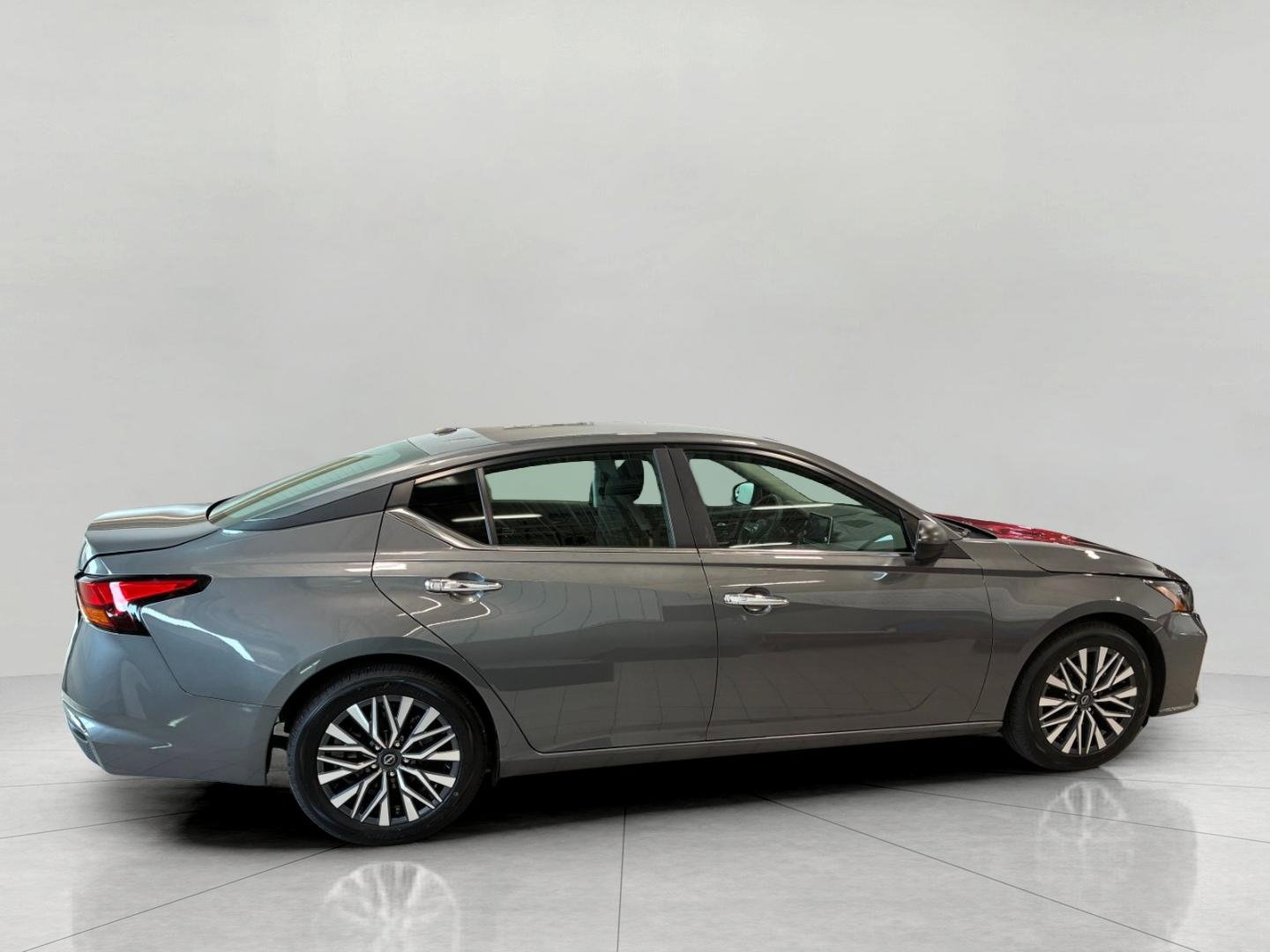 Used 2025 Nissan Altima 2.5 SV FWD image 7