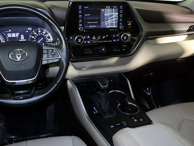 Used 2020 Toyota Highlander XLE image 16