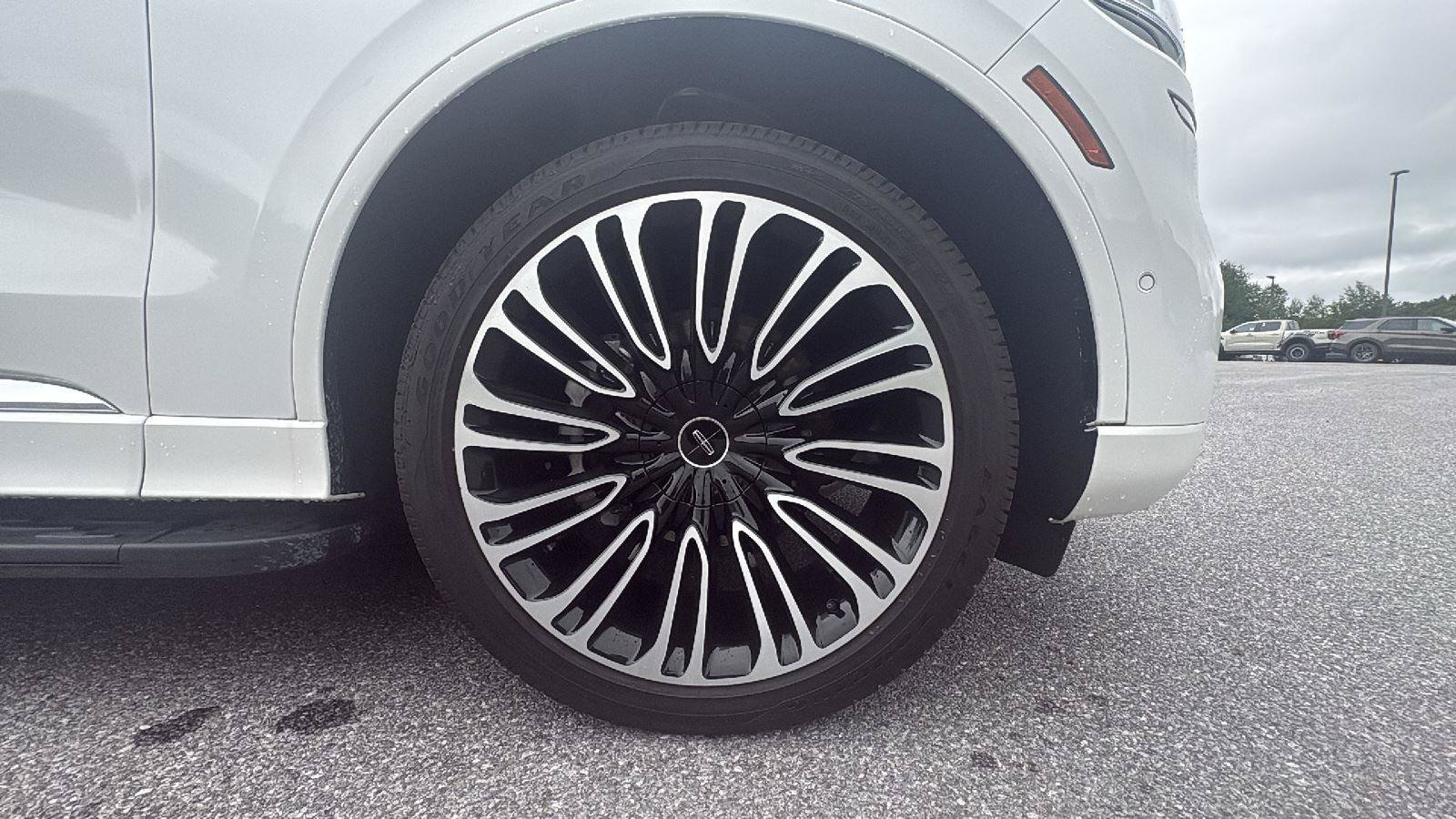 Used 2024 Lincoln Aviator Black Label AWD/4WD image 11