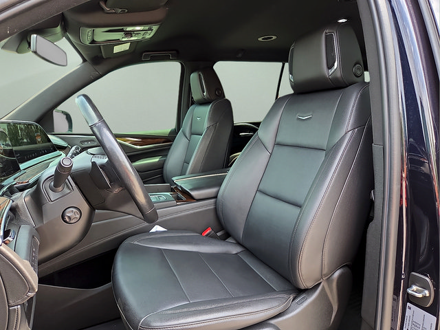 Used 2022 Cadillac Escalade Luxury w/ LPO, Illumination Package AWD/4WD image 16
