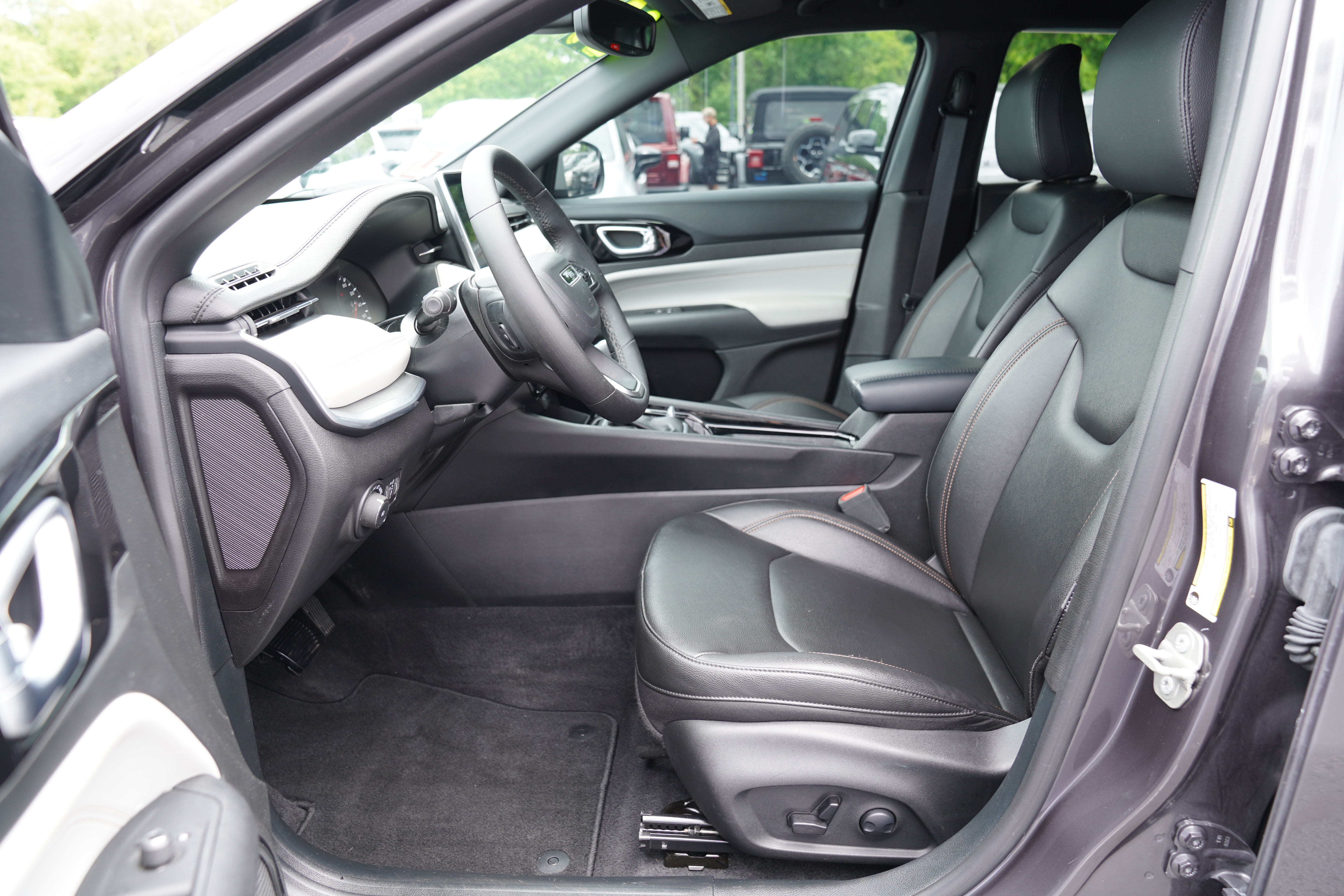 Used 2024 Jeep Compass Limited AWD/4WD image 4