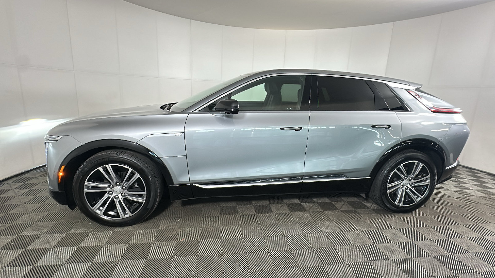 Used 2024 Cadillac Lyriq Luxury AWD/4WD image 6