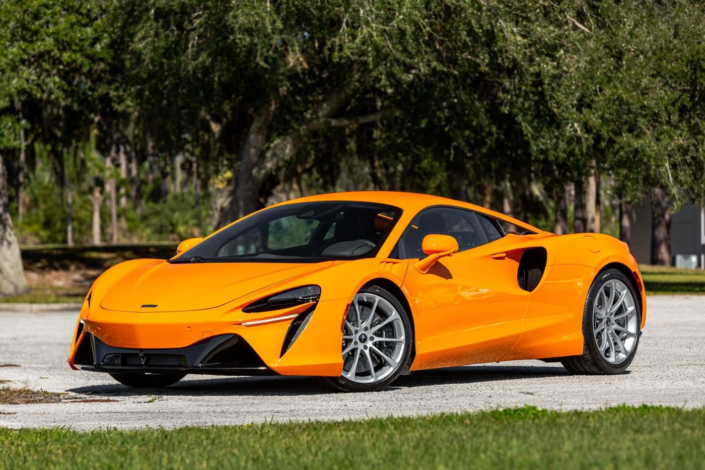 Used 2024 McLaren Artura RWD image 7