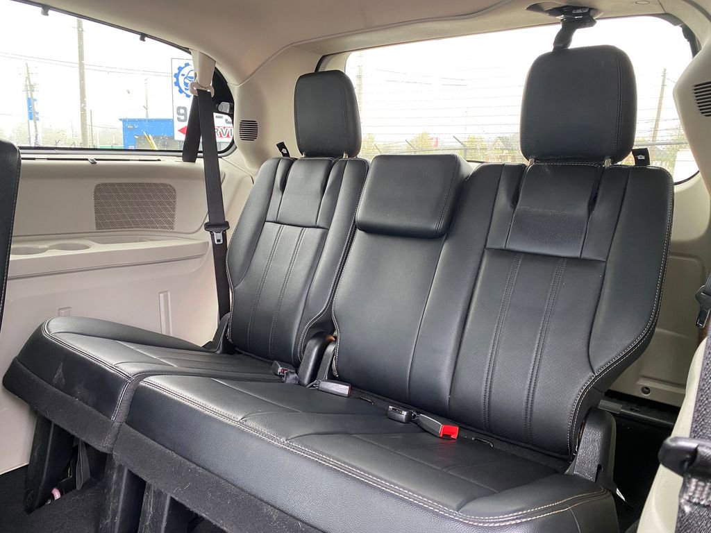Used 2012 Chrysler Town & Country Touring-L w/ Driver Convenience Group FWD image 16