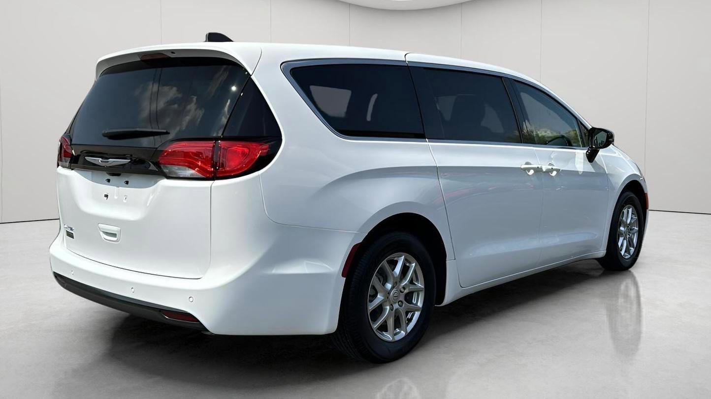 New 2026 Chrysler Voyager LX image 5