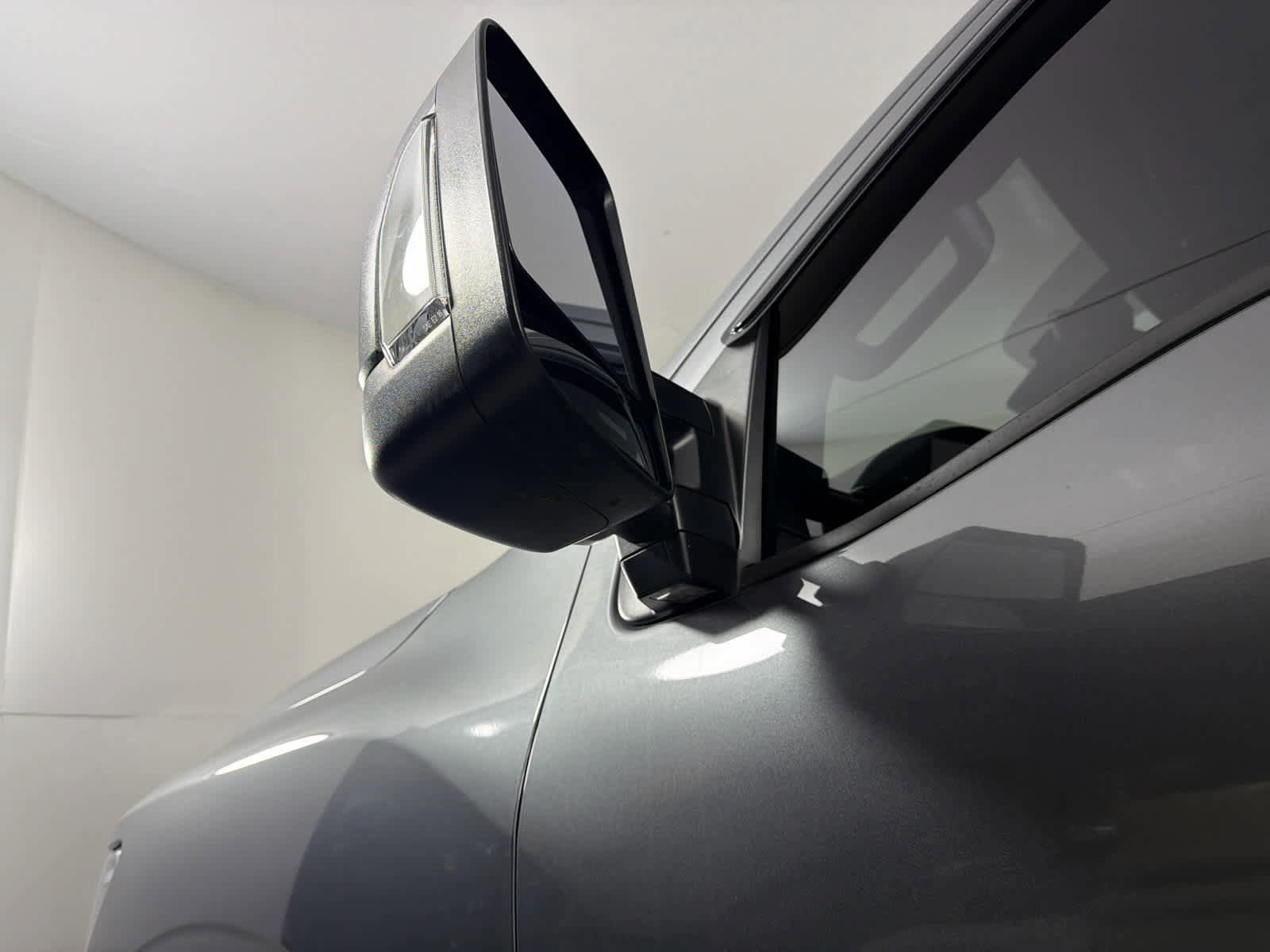 Used 2023 Nissan Titan SV w/ SV Convenience Package image 12