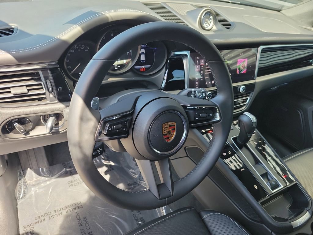 Certified 2025 Porsche Macan image 4
