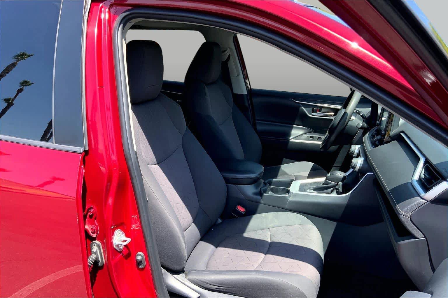 Used 2019 Toyota RAV4 XLE w/ Convenience Package FWD image 8