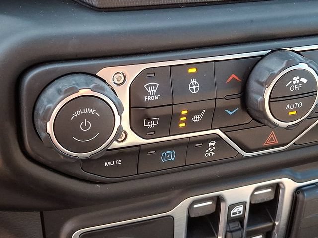 Used 2022 Jeep Wrangler Unlimited Sahara w/ Cold Weather Group AWD/4WD image 19