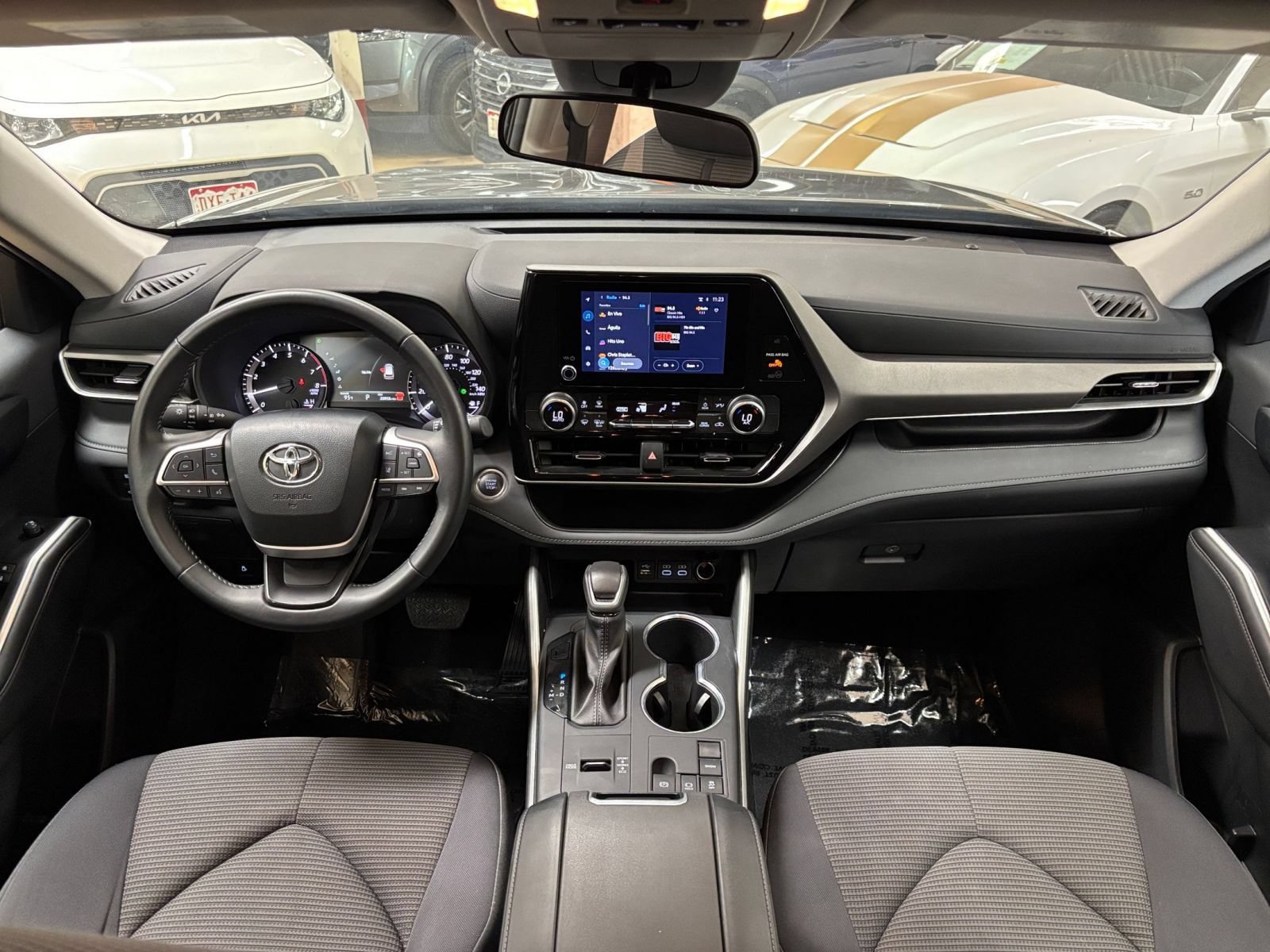 Used 2025 Toyota Highlander LE FWD image 35