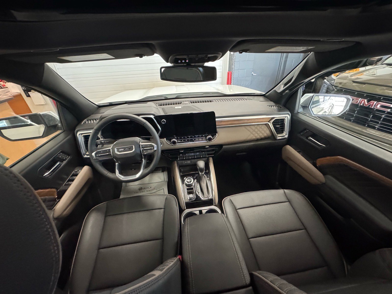 Used 2025 GMC Canyon Denali image 13