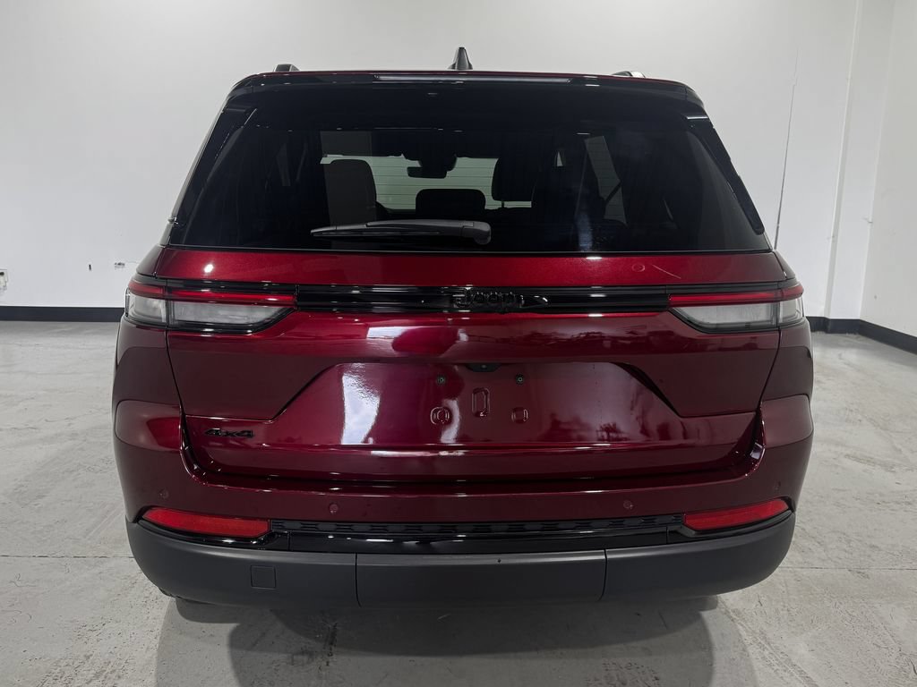 Used 2025 Jeep Grand Cherokee Altitude AWD/4WD image 25