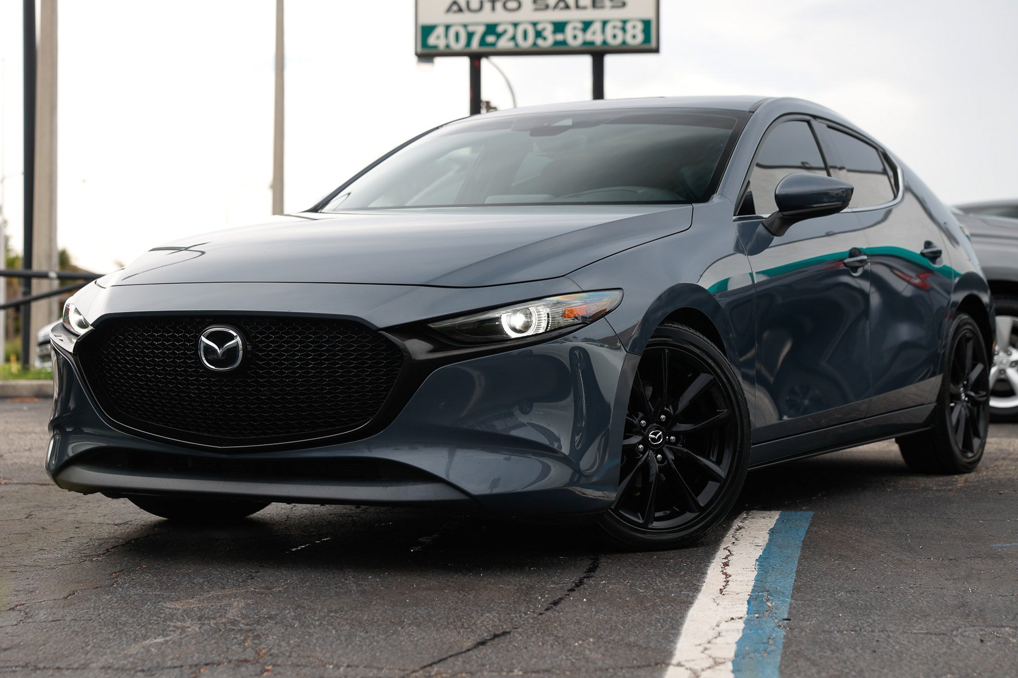 Used 2019 MAZDA MAZDA3 Hatchback w/ Premium Package FWD image 1