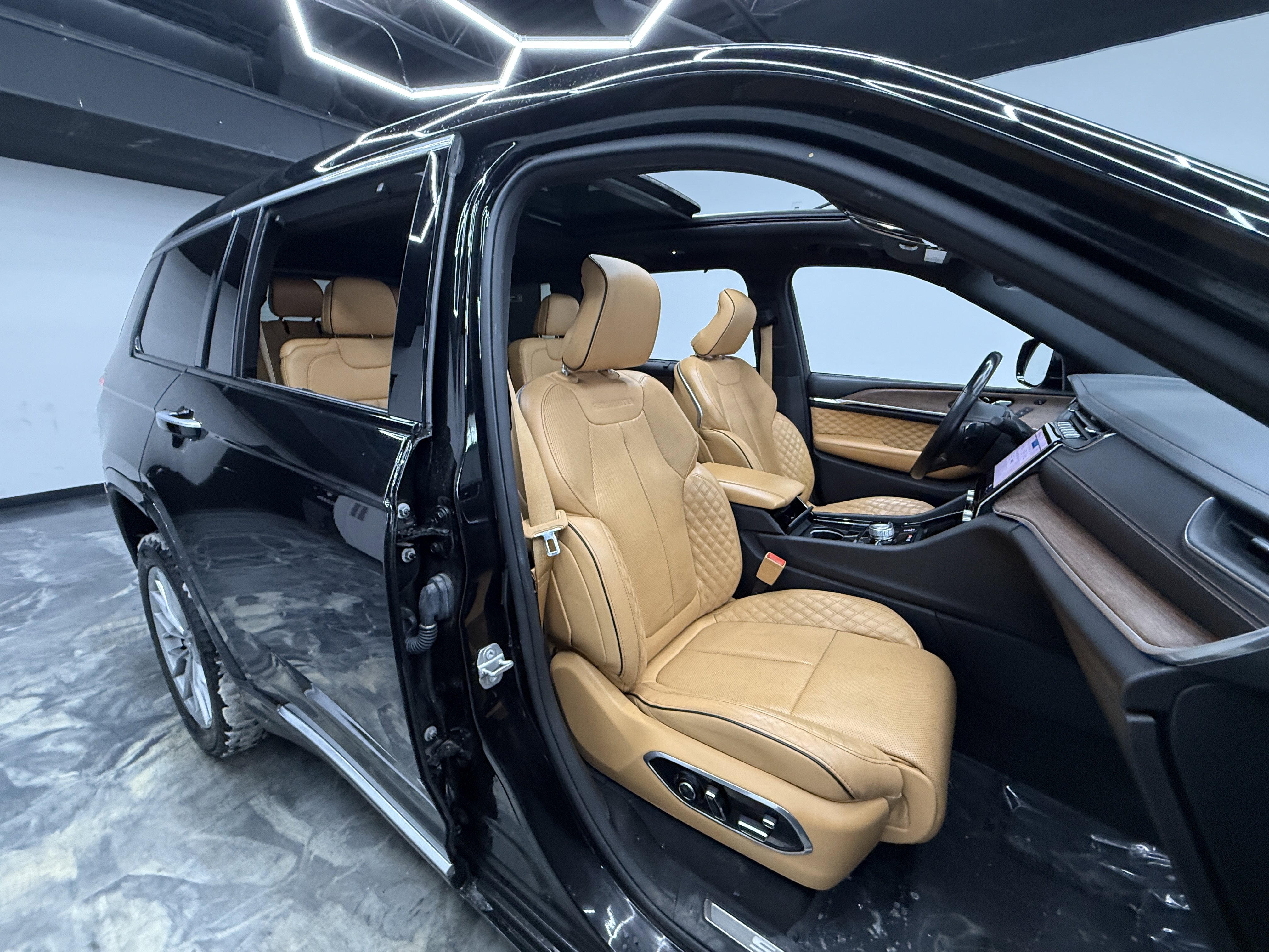 Used 2022 Jeep Grand Cherokee L Summit w/ Luxury Tech Group V image 23