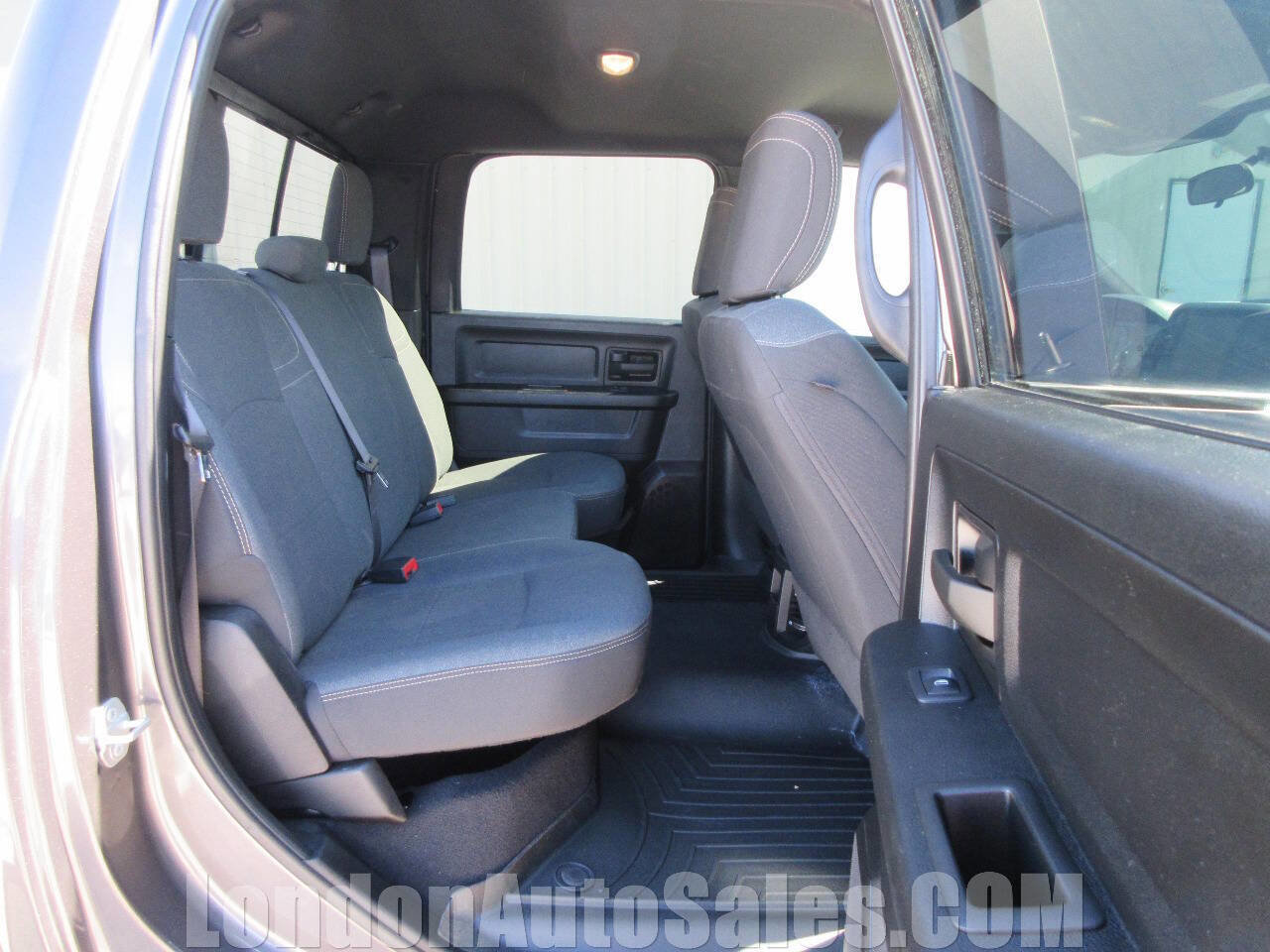 Used 2024 RAM 2500 Tradesman w/ Chrome Appearance Group image 15