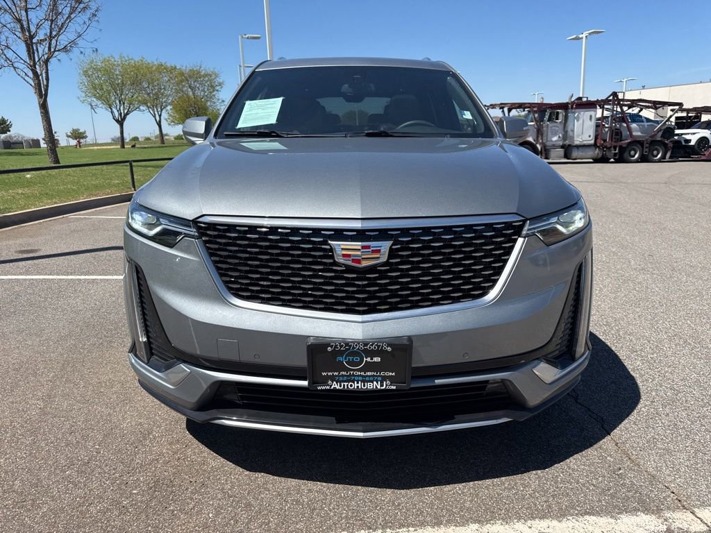 Used 2025 Cadillac XT6 Premium Luxury image 2