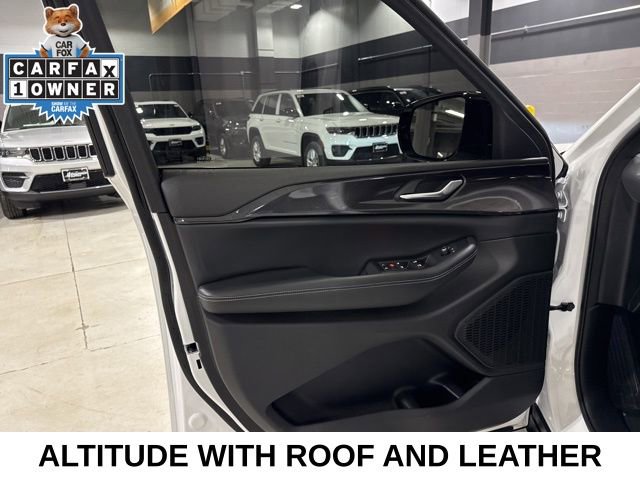 Used 2023 Jeep Grand Cherokee Altitude image 33