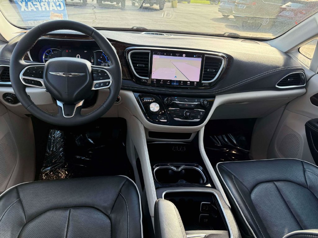 Used 2023 Chrysler Pacifica Limited FWD image 3