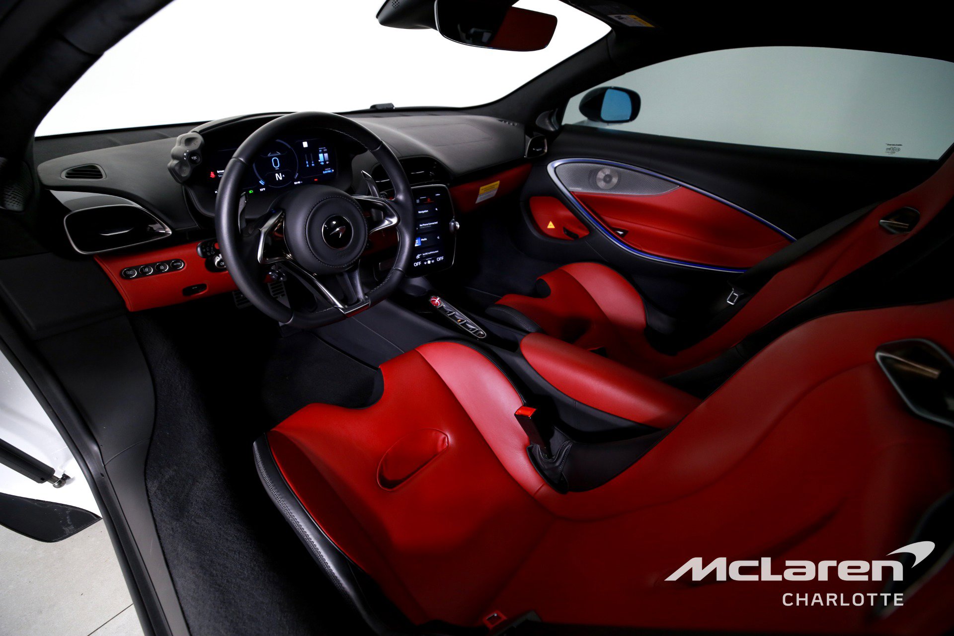 Used 2024 McLaren Artura image 13