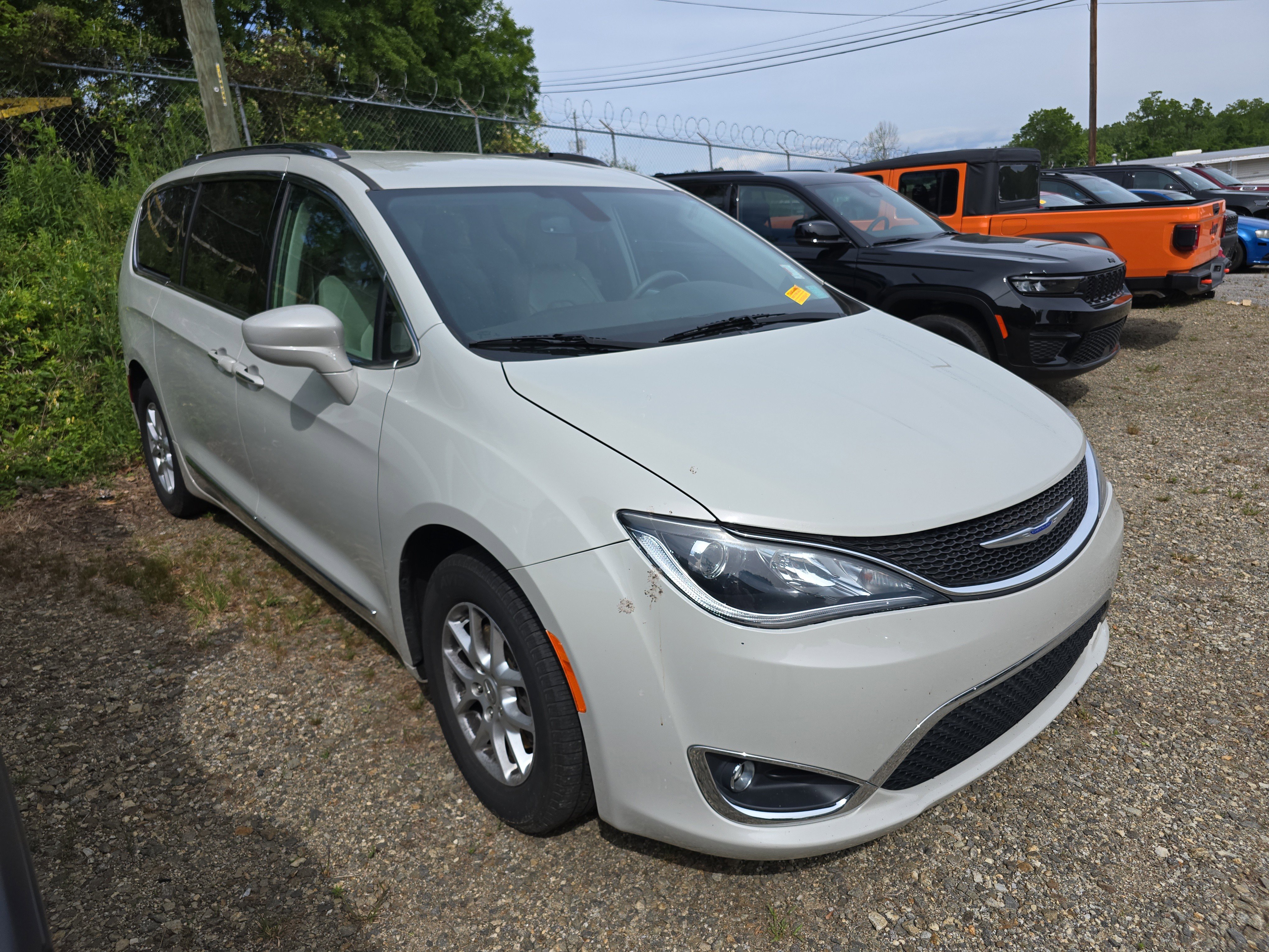 Used 2020 Chrysler Pacifica Touring-L FWD image 1