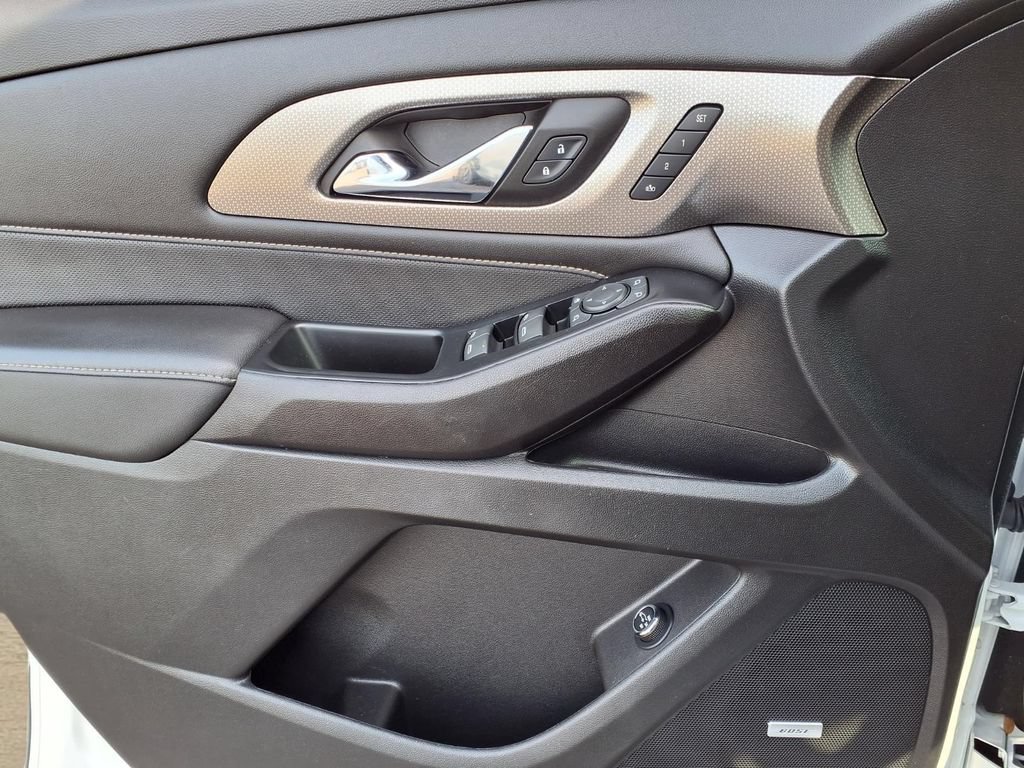 Used 2023 Chevrolet Traverse Premier FWD image 21