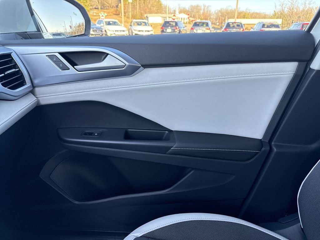 New 2025 Volkswagen Taos SE AWD/4WD image 25