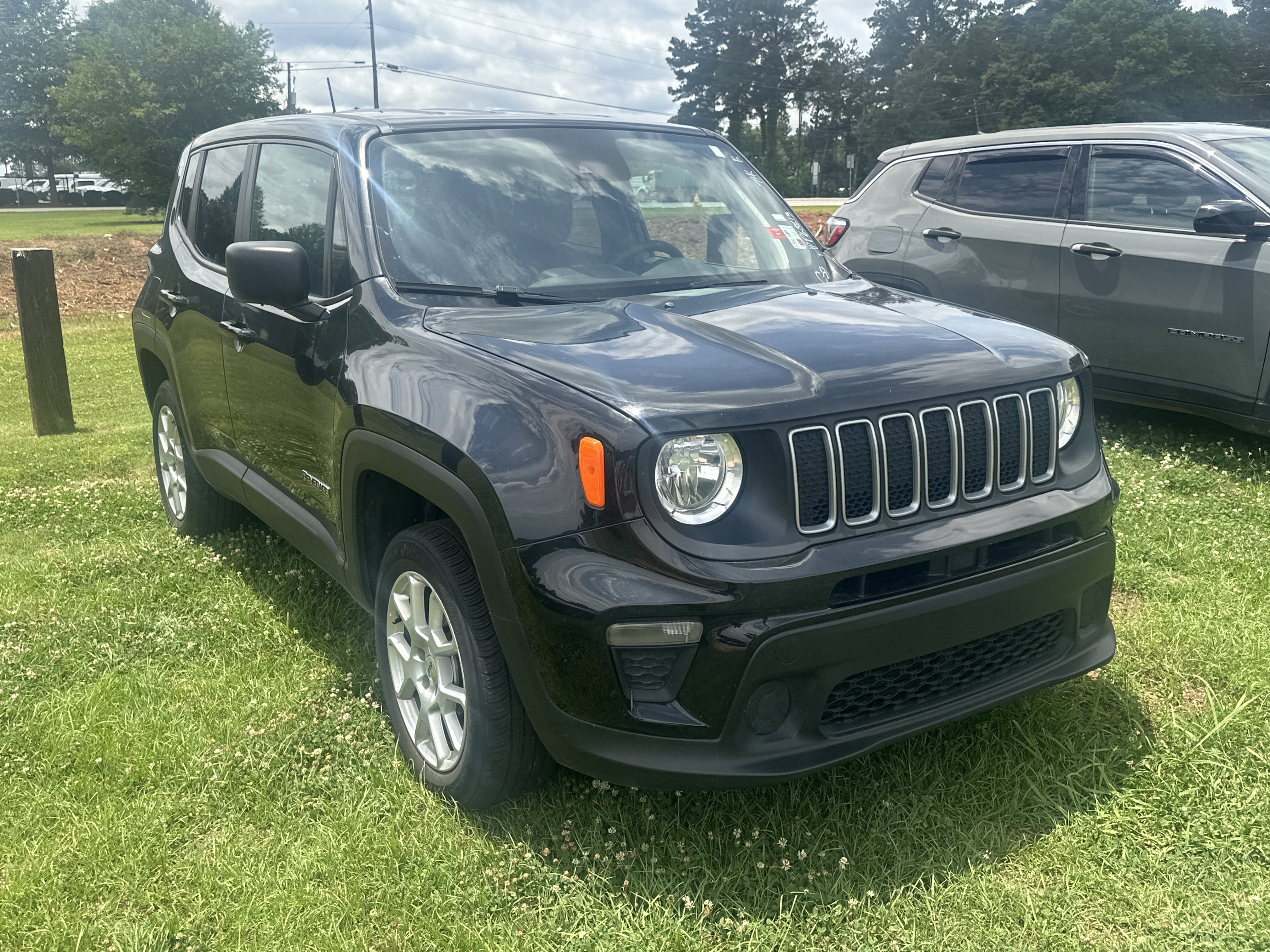 Used 2023 Jeep Renegade Latitude AWD/4WD image 3