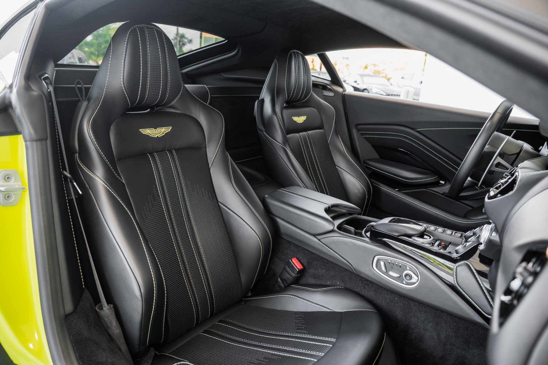 Used 2020 Aston Martin V8 Vantage Coupe RWD image 17