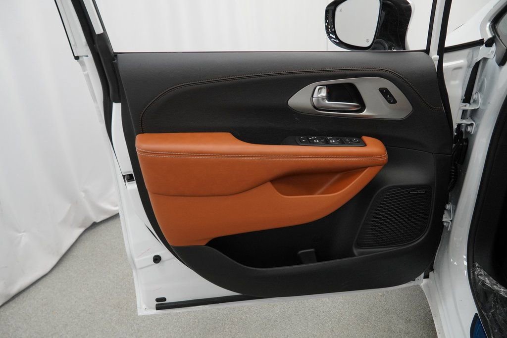 New 2026 Chrysler Pacifica Pinnacle image 31