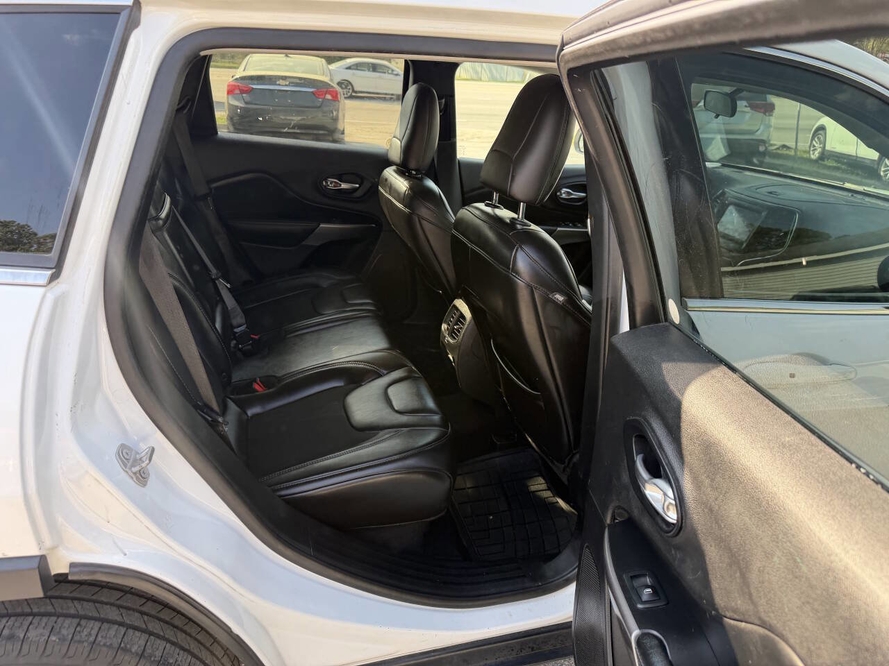 Used 2019 Jeep Cherokee Latitude Plus image 16