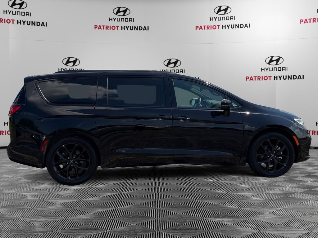 Used 2025 Chrysler Pacifica Limited FWD image 2