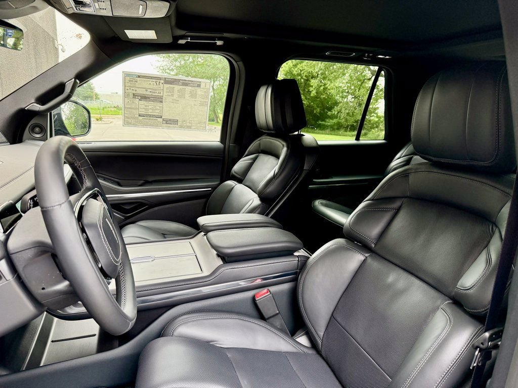 Used 2025 Lincoln Navigator Reserve w/ Jet Appearance Package AWD/4WD image 10