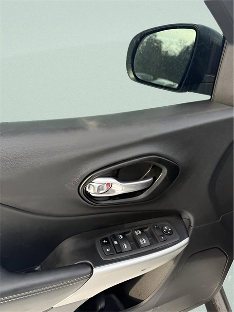 Used 2022 Jeep Cherokee Latitude w/ Sun & Sound Group image 12