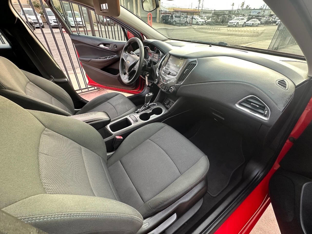 Used 2018 Chevrolet Cruze LT FWD image 9