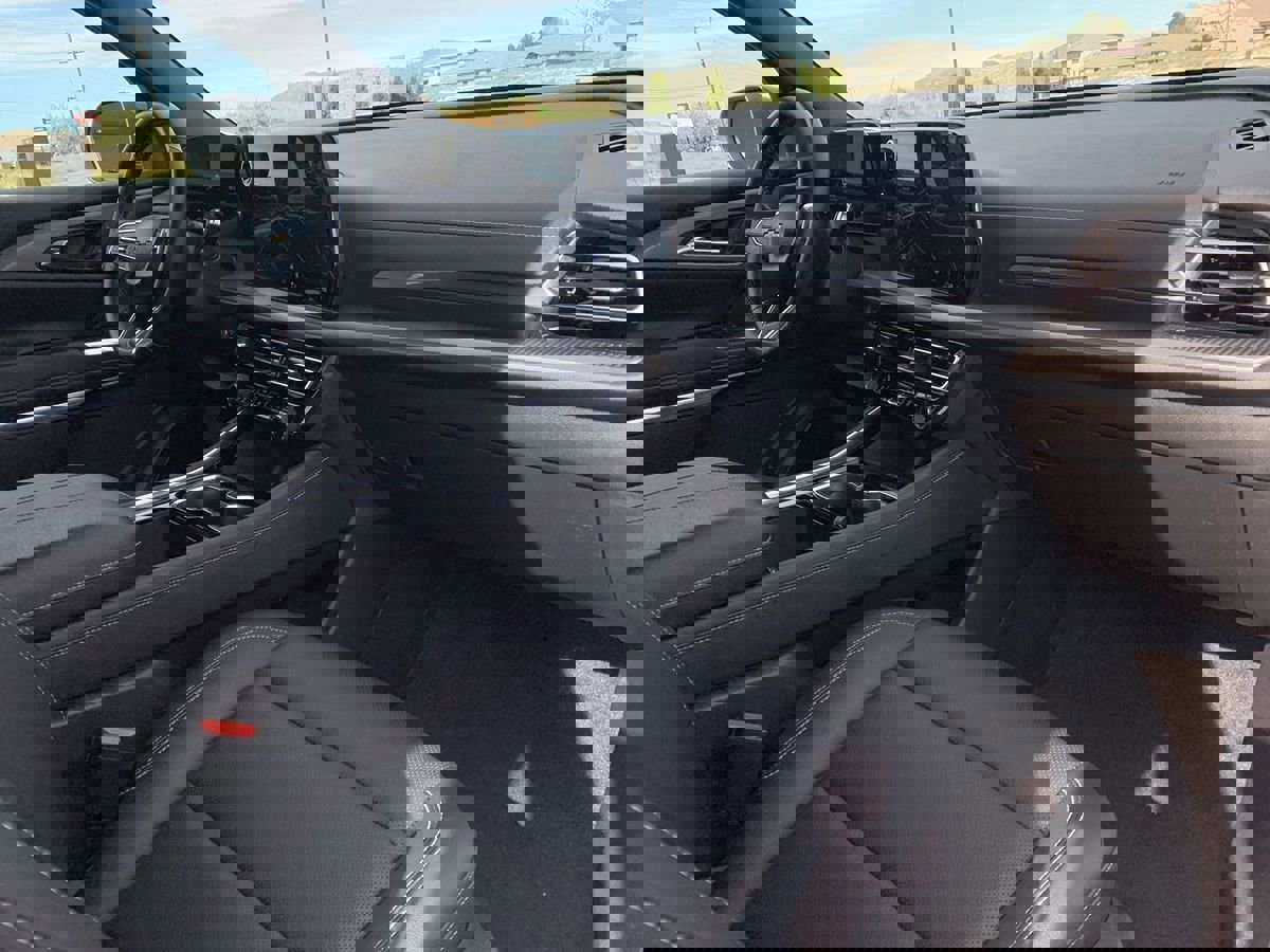 Used 2025 Chevrolet Traverse LT image 33