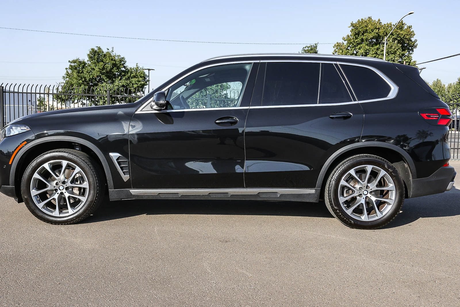 Used 2024 BMW X5 xDrive40i w/ Premium Package AWD/4WD image 8