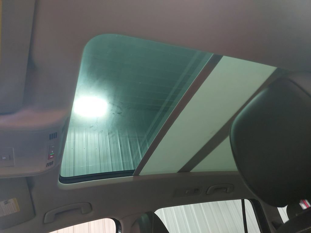 Used 2023 Volkswagen Tiguan SE image 29