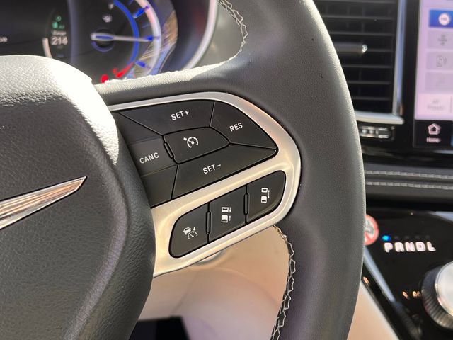Used 2024 Chrysler Pacifica Select image 18